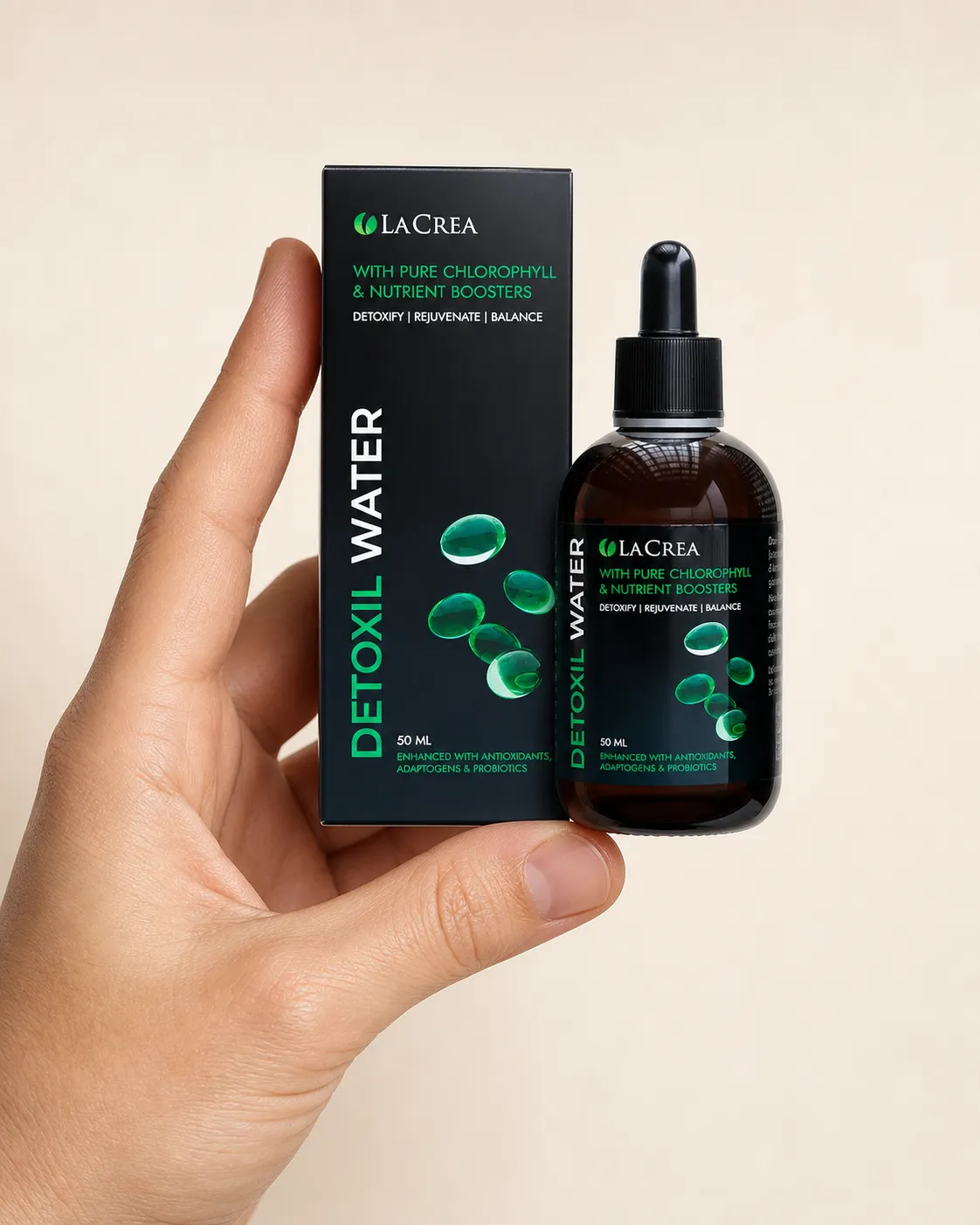 Detoxil water — el envase en la mano